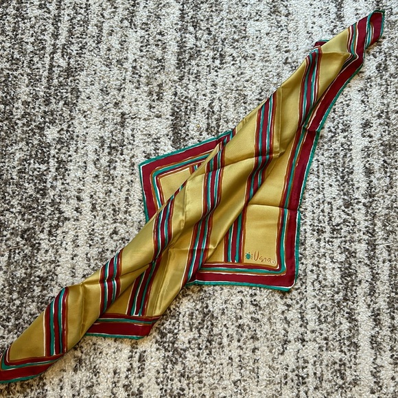 Vera silk scarf. Good condition. 21”x21” square. - Picture 3 of 3